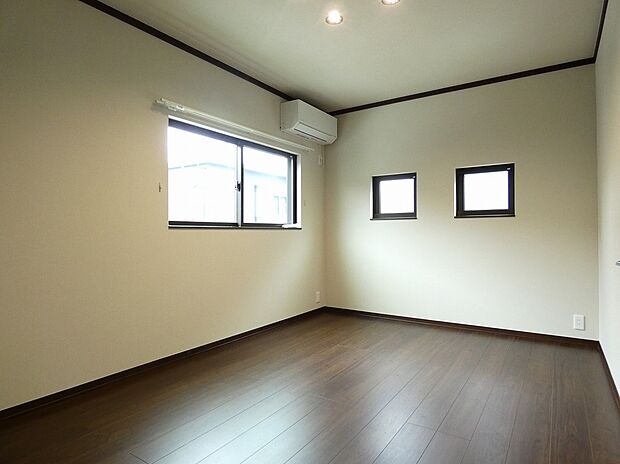 【主寝室】落ち着いた雰囲気の主寝室です。窓も二方向にあります。(2025年7月)撮影