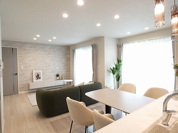 【リビング】アクセントクロスやフロートタイプのテレビボードなどインテリアにもこだわった分譲住宅です。※写真に掲載の家具は販売価格に含まれます。その他の調度品は含まれません。(2025年7月撮影)