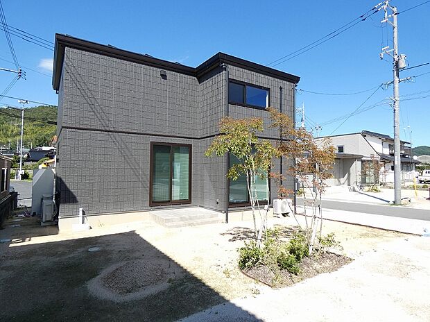 【【6号地】】重厚感のある2階建ての家です。(2025年10月撮影)