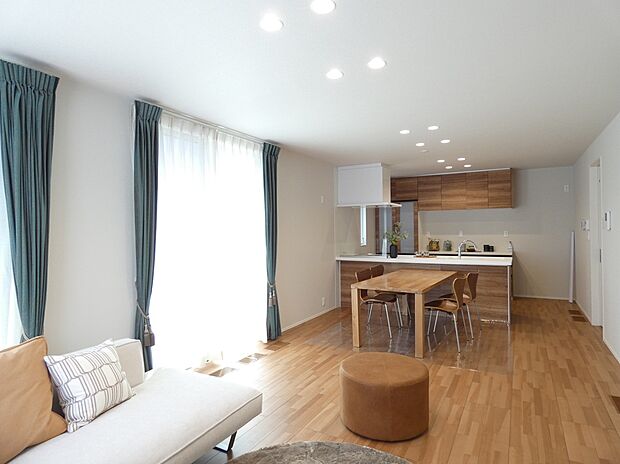 【【2号地】LDK】広々LDKです!※写真に掲載の家具は販売価格に含まれます。その他調度品は販売価格に含まれません。(2025年8月撮影)