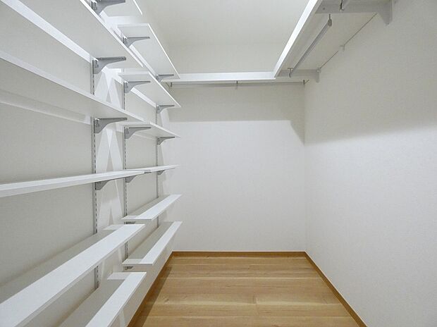 【2階のウォークインクローゼット】収納たっぷりです。（2025年11月撮影）