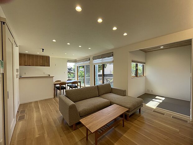 【【5号地】LDK】広々LDKです！※写真に掲載の家具は販売価格に含まれます。その他調度品は販売価格に含まれません。（2025年8月撮影）