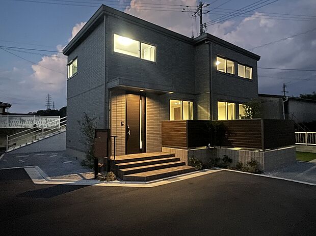 【【7号地】外観】夜の外観も魅力的です！（2025年8月撮影）