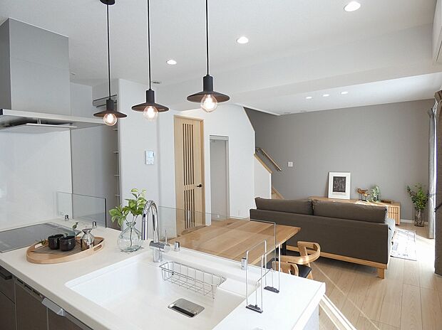 【ＬＤＫ】キッチンからＬＤＫ全体が見渡せます。※写真に掲載の家具は販売価格に含まれます。その他調度品は含まれません。（2025年11月撮影）