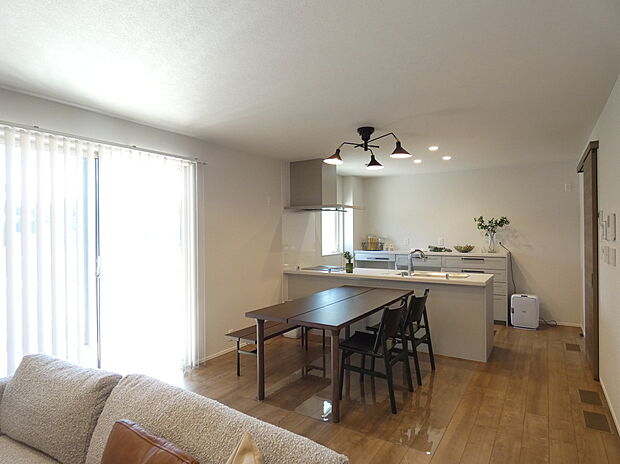 【ダイニングキッチン】対面キッチンで家族と会話しながらお料理ができます。※写真に掲載の家具は販売価格に含まれます。その他調度品は含まれません。(2026年4月撮影)