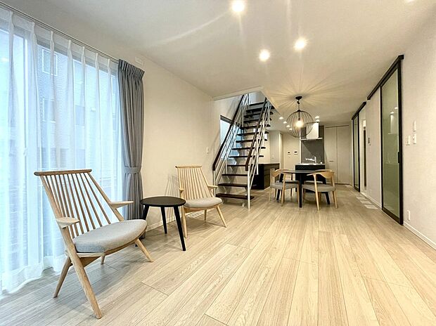 ☆1号地リビング
明るく開放的なリビングは、シンプルな中にも
上質さを感じる心地のよい空間。