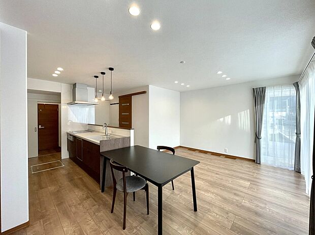 【6号棟】
 明るく落ち着いた雰囲気が、毎日の暮らしをやさしく包みます。