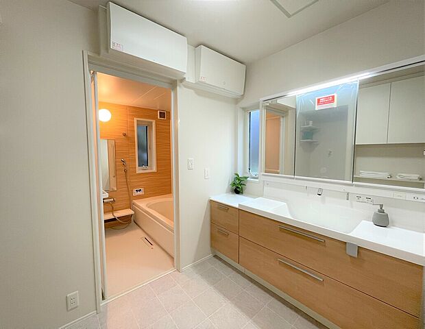 【内観写真（19-5号地）】大きな鏡があり、タオルや洗剤など収納可能場所が多数あります。
室内（2023年8月）撮影