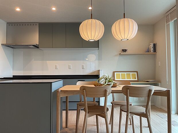 【キッチン】10号地(2025年7月)撮影 ダイニングテーブルをキッチンに隣接させることで家事楽動線を実現しております。