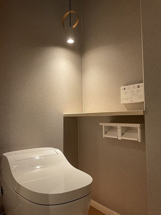 【トイレ】10号地(2025年7月)撮影 モルタル風のクロスで仕上げ、落ち着いた雰囲気のトイレになります。