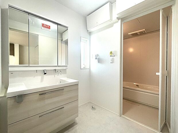 【☆洗面所(５号地)】家族みんなが使いやすい三面鏡洗面所！
朝の身支度や家事がスムーズにでき、明るく清潔感のある洗面スペースです♪