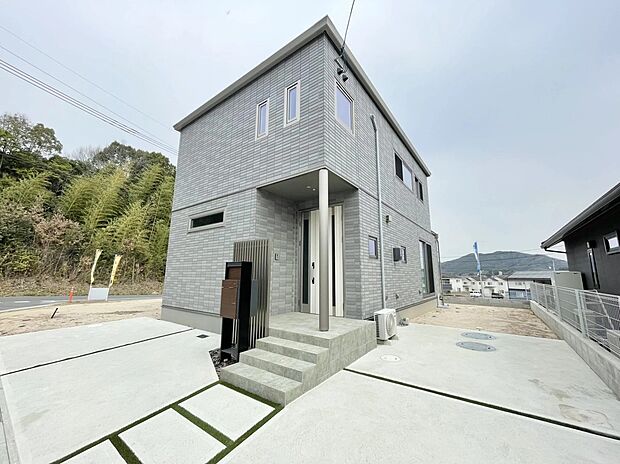 【現地外観写真】★２号地
シンプルで洗練された外観デザイン。
街並みに調和しながらも存在感のあるスタイリッシュな住まい♪