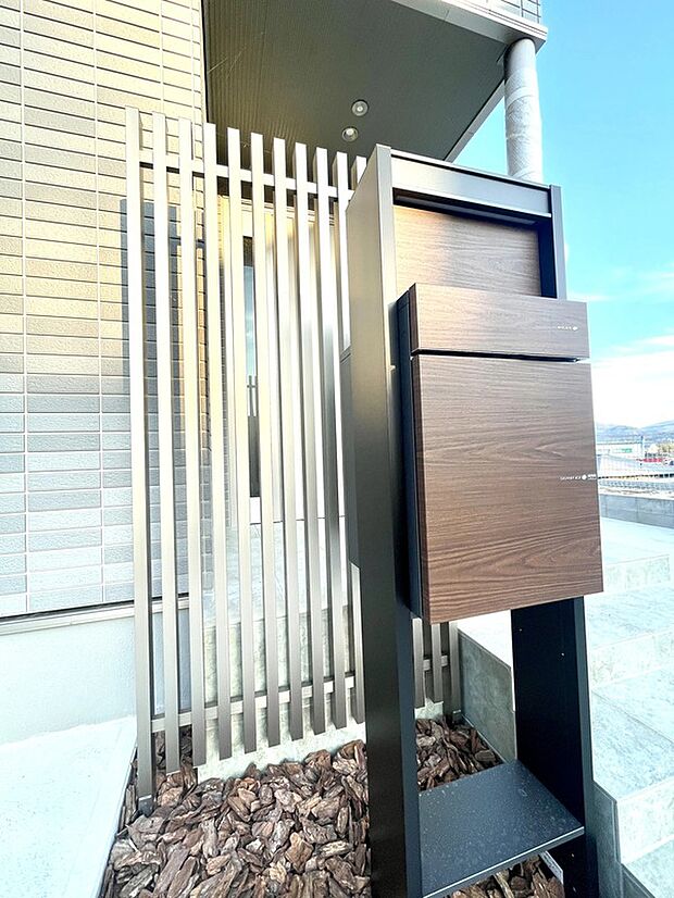 【宅配ボックス】不在時でも安心の宅配ボックス付き♪
忙しい毎日に嬉しい設備です！