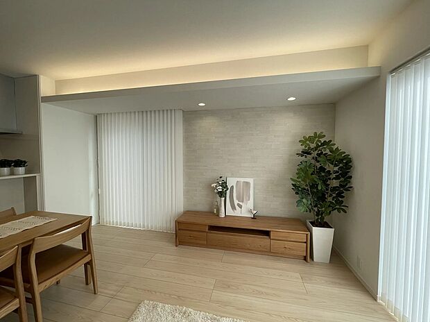 【リビング】やわらかな光が差し込む開放的なリビング。家族が自然と集まり、くつろぎの時間を共有できる心地よい空間で、日常にゆとりと温もりをもたらします。