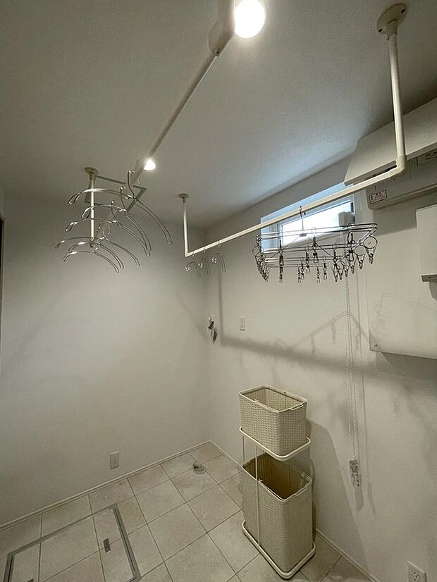 【脱衣室】清潔感のある明るい脱衣室は、ゆとりある広さで身支度もスムーズ♪