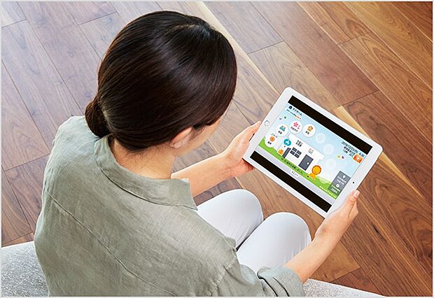 【 スマートハイムナビ(HEMS)】(1)電力状況を見える化し、省エネをアドバイス。
(2)空調機器などを外出先からスマホで操作。
(3)外出先からスマホでお風呂のお湯張りを開始。
(4)子どもの帰宅や宅配便をスマホに通知。※(2)、(3)、
(4) 対象の機種には制限があります。事前にアプリのダウンロードが必要です。