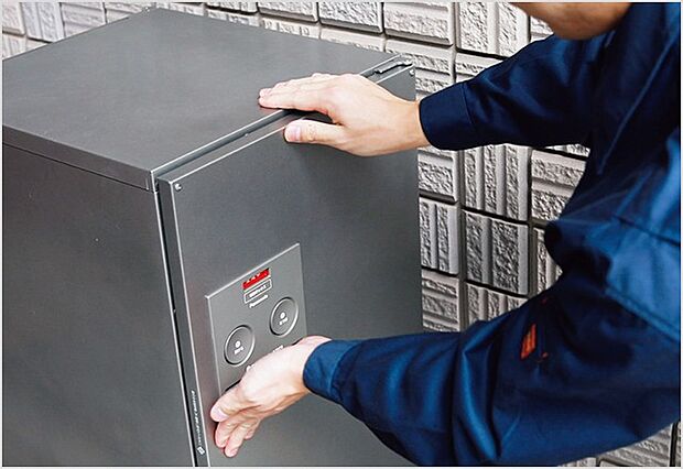 【宅配ボックス】(1)外出中でも荷物が受け取れるので便利。
(2)接触しないで荷物を受け取れるニューノーマルな暮らし
※メーカー、仕様により形状等が異なります。