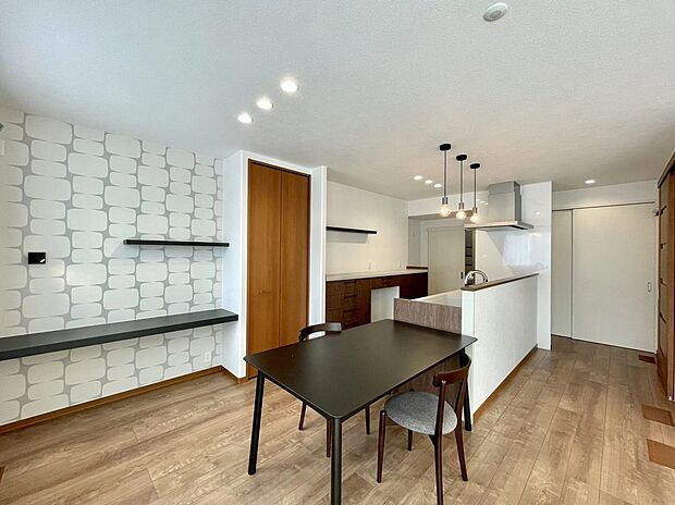 【リビング】【6号棟】キッチンの横にテーブルを配置し、配膳や片付けもスムーズに行えますね♪