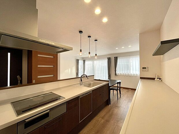 【キッチン】【6号棟】IHコンロ・食器洗い乾燥機を備えており、毎日のお料理から後片付けまで快適にお使いいただけます！