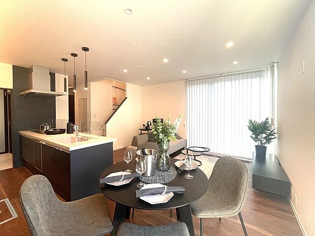 【リビング】17.8帖の広さを活かした開放感あふれるリビングは、家族みんながゆったりとくつろげる空間。