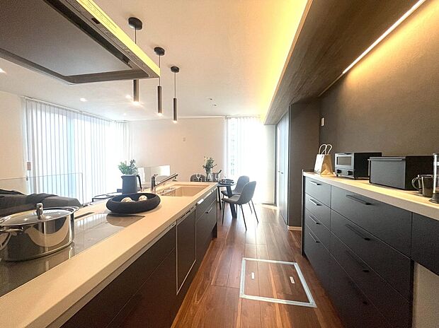 【キッチン】シックな色合いでまとめられた広々キッチンは、洗練された印象の空間です！