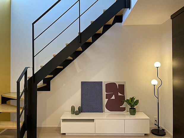 【リビング】リビングイン階段で、外出や帰宅時にも家族の気配を感じられるますね♪