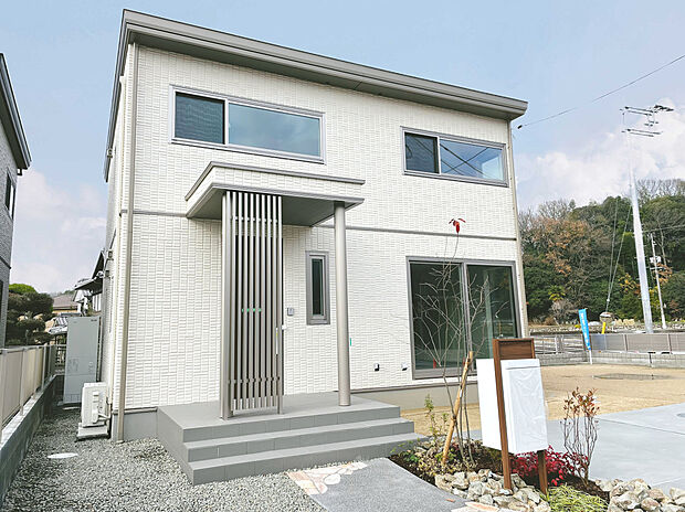 外構の陰影、建物からの光でスタイリッシュな外観を演出しております!しっかりと光を採り入れれるよう建物配置を行っております!