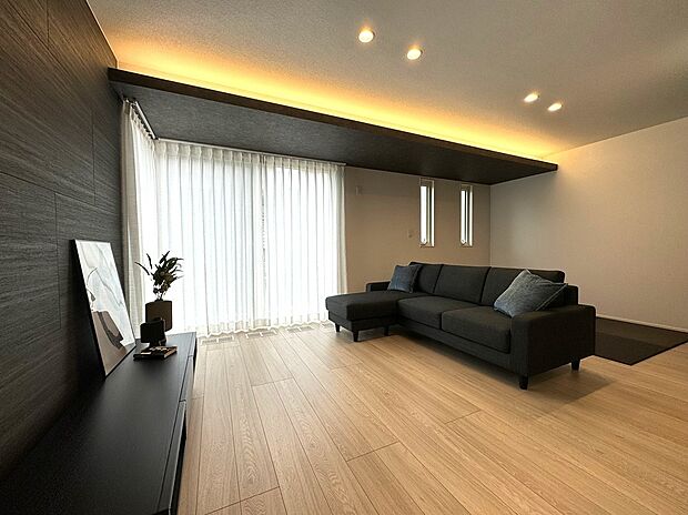 LDK内:間接照明を使用することで雰囲気の良い空間に。畳スペースも設置することで遊び場や休憩スペースにも活用◎