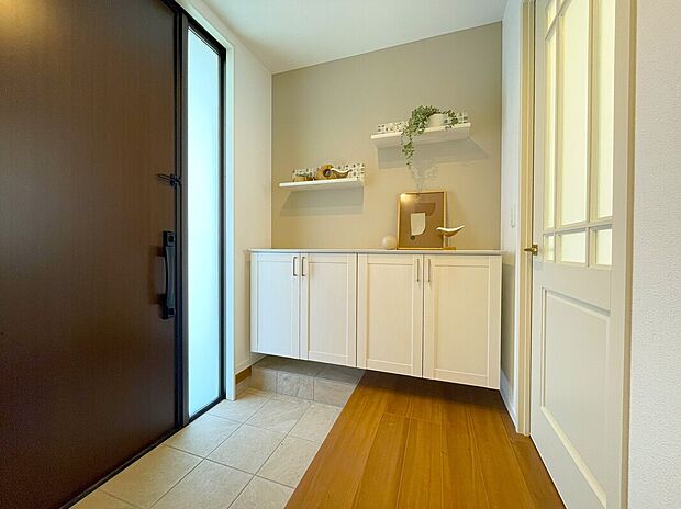 自然光と照明計画により、明るく上質な玄関を実現。