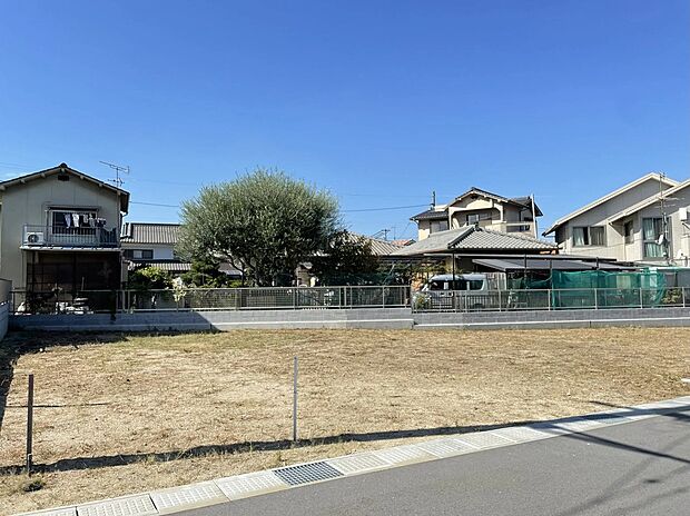 3号地
敷地面積:170.63m2(51.61坪)対面する道路が広い為、車庫入れも楽々!!高速道路も近いため、お出掛けやツーリングなどワクワクがとまりません!!ここを拠点に出かけませんか