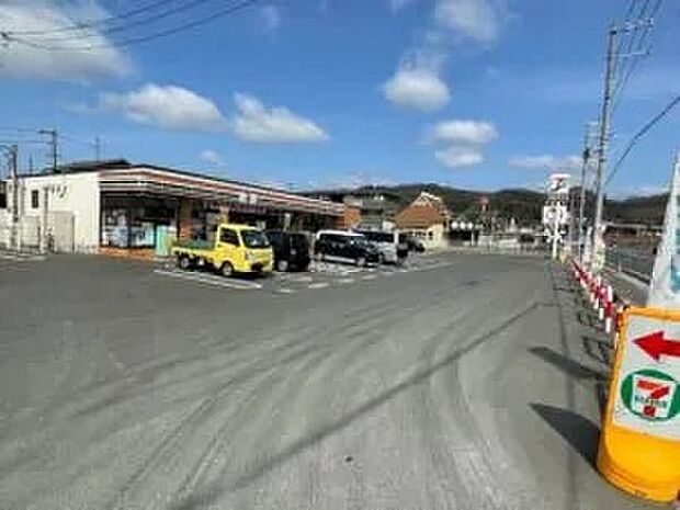 セブンイレブン福山大門一丁目店　230m（徒歩3分）
徒歩圏内にコンビニがあるので、ちょっと小腹が空いた時やちょっと必要な物がある時などの、ちょっとした時に便利！！