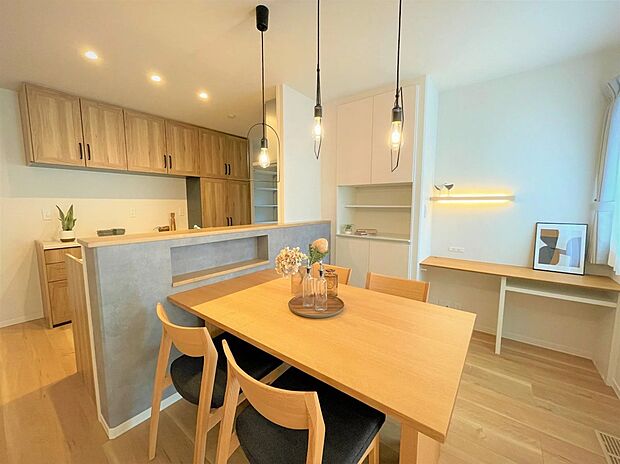 リビング全体が見渡せるオープンタイプの対面キッチン。お子様を見守りながら料理をすることができます。また、家事をしながら家族との会話を楽しむことも。