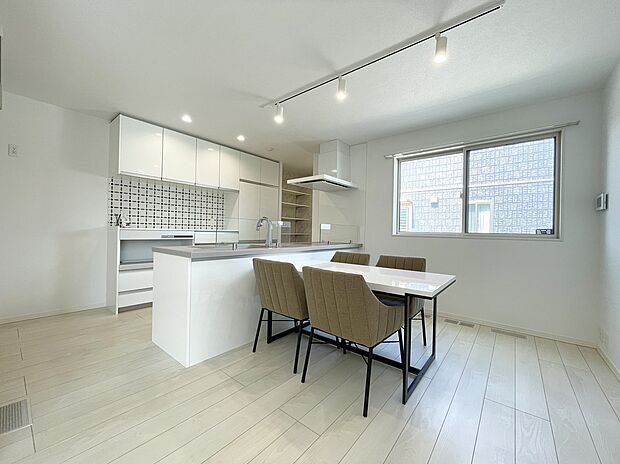 【【ダイニング】】白色メインで明るい空間!