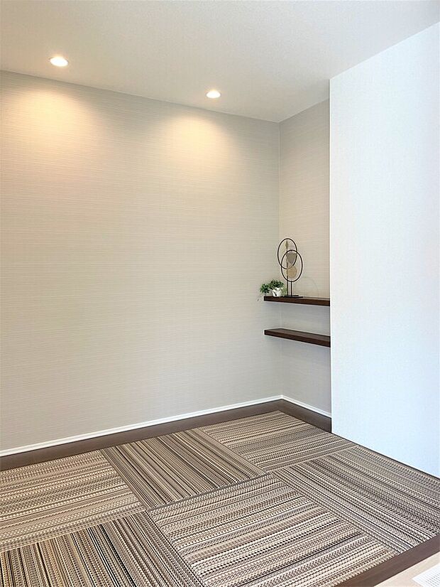 【和室~フレキシブルスペース~】LDKを開放的にご活用いただけるように、隣接してタタミスペースを設計しております。お子様のお休みスペース・洗濯物を畳むスペースとしても大活躍です!