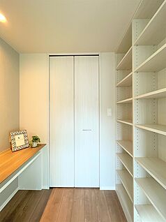 落ち着きのある書斎スペース