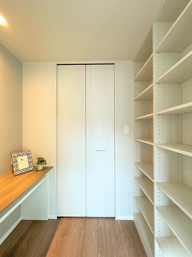 【落ち着きのある書斎スペース】寝室へインテリア造作カウンターと本棚スペースを設計しております。ご夫婦さまの書斎としてお楽しみくださいませ!