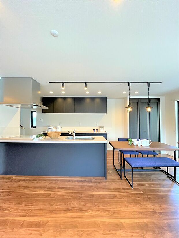 【収納量抜群キッチン・ダイニングスペース】ダイニングテーブル上をスッキリとお使いいただけるように収納量を豊富に設計しております!加えて、パントリーも設計しておりますので、日々の買い置き等も楽々行っていただけます!