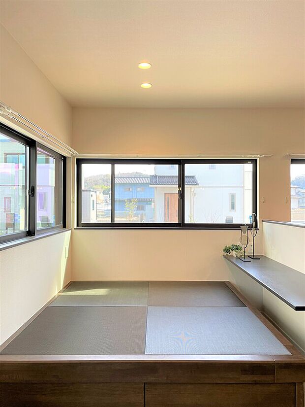 【和室~フレキシブルスペース~】LDKを開放的にご活用いただけるように、隣接してタタミスペースを設計しております。お子様のお休みスペース・洗濯物を畳むスペースとしても大活躍です!