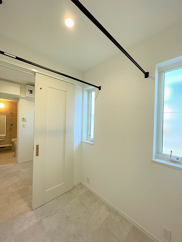 【サンルーム】1階にはサンルーム・ファミリークローゼットを採用。家事同線をこだわることで共働き世帯でも家事が大幅に楽になるでしょう!