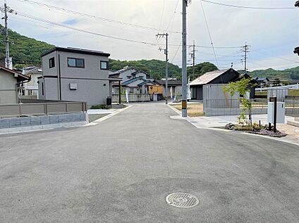団地内道路：前面道路は広々6ｍで駐車も楽々◎