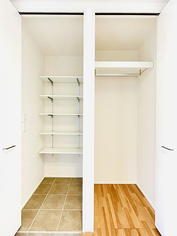 【玄関収納】玄関には収納盛沢山に。アウトドアグッズを収納するスペースに併せてお洋服を掛ける収納も玄関にご用意しております!