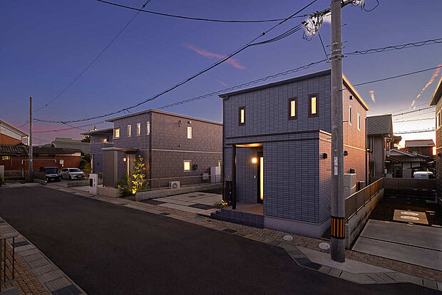 【【分譲地内:夜景写真(3)】】学校から帰ってくるお子様を団地内の皆様で見守ることもできる分譲地となっております。【2025/10/5撮影】