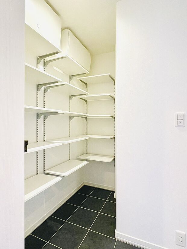 【広々シューズクローゼット】玄関には土間収納兼シューズクローゼットを採用。ベビーカーやアウトドアグッズも悠々と収納することができます!