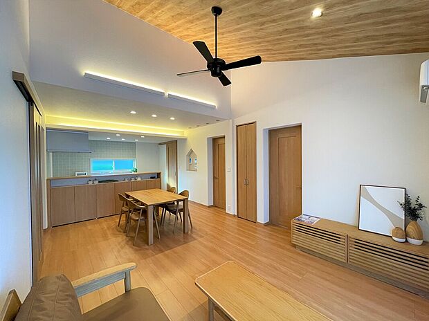 【リビング】勾配天井と間接照明でお洒落な空間に