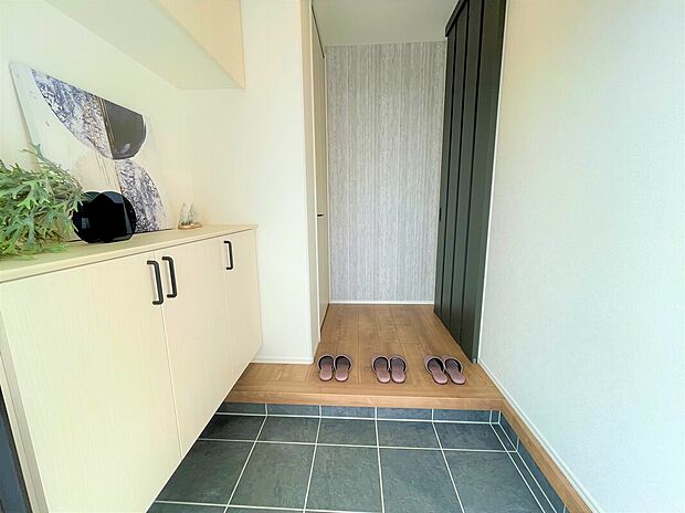 【玄関】現地（2025年9月）撮影
お客様をお出迎えする玄関。最初に目にする場所だからこそ、お気に入りの写真や小物を飾ってみませんか♪