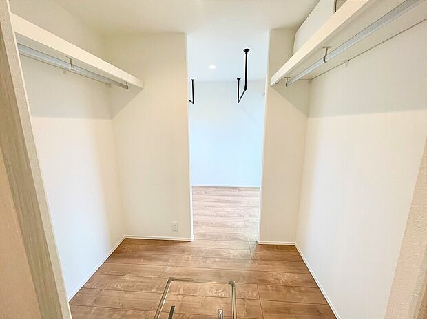 【サンルーム、ファミリークローゼット】ファミクロ（2025年9月）撮影
サンルームで干した洗濯物をそのままファミリークローゼットに収納することが可能です♪