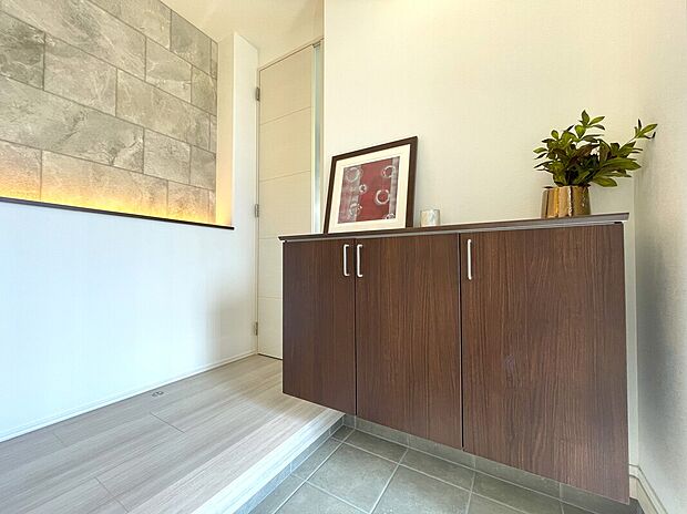 【玄関】スタイリッシュなデザインの玄関は、上質な雰囲気が漂う落ち着いた空間。住まいの顔として美しく整えられています。