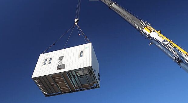 【棟上げ】工場で生産したユニットをクレーンで組み上げます。半日（例外あり）でお家が建ち、雨仕舞まで済ませます。お家を濡らさないため、必ず晴れた日に行います。