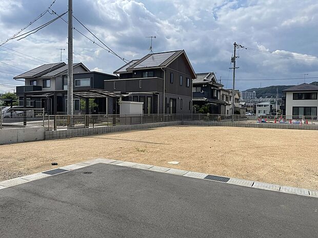 【現地外観画像】日当たり良好！！学校、ショッピングモールなども近く便利な立地です。高速道路へのアクセスにも優れているため、お出かけ好き、運転好きの方にもおすすめ！