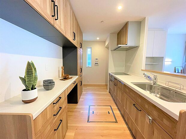 【パントリー】お洒落な木目調のキッチンからの動線には大容量のパントリー収納。必要な物にすぐに手が届くのでお料理の負担も軽くなります。